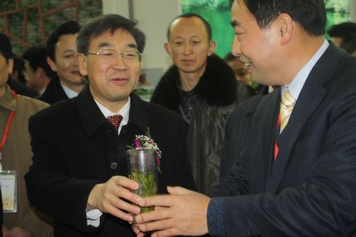 六百里展區(qū)與鄭總親切交談.jpg 六百里展區(qū)與鄭總親切交談.jpg